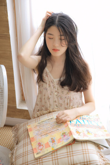 老师上课被学生从背后扇